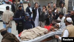 د هرنايي په چاودنه کې یو ژوبل مزدور په کوټه کې روغتون ته لېږدول کېږي - د فبرورۍ ۱۴مې انځور.