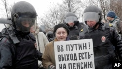 Задержание Елены Осиповой на акции протеста, архивное фото