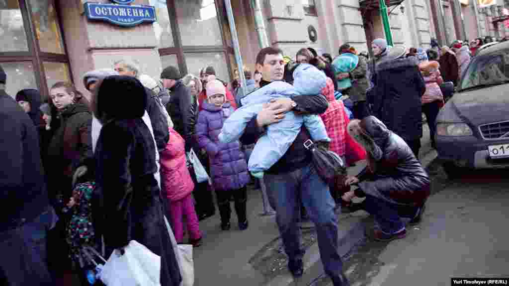 Для инвалидов 1-2 группы и лиц с детьми до 5 лет на улице Остоженка организована отдельная очередь – в ней придется простоять 2-3 часа. 