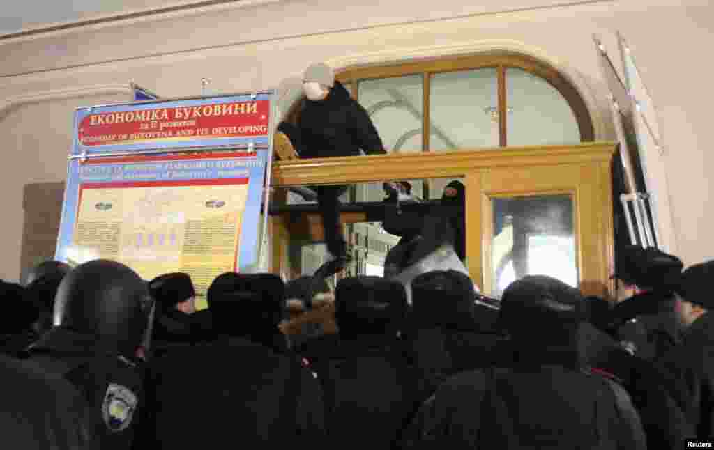 Protesters enter Chernivtsi's regional administration headquarters.