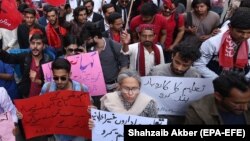 په تېرو کلونو کې د پاکستان په یوشمېر ښارونو کې د لګښتونو زیاتېدو او محدودیتونو پرضد مظاهرې شوې دي - پخوانی انځور.