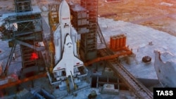 Космический корабль "Буран" на стартовой площадке космодрома Байконур
