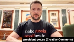 Президент Украины Владимир Зеленский в футболке с надписью «Сделаем Россию снова маленькой» во время видеообращения. Киев, 23 октября 2024 года