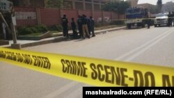 پخوانی تصویر: په کراچۍ کې پولیسو تر یوې حملې وروسته سړک بند کړی دی