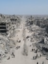 11 octombrie 2025, Gaza, a doua zi după intrarea în vigoare a armistițiului care a dus, două zile mai târziu, la semnarea acordului de pace.<br><br>Oamenii merg printre ruinele principalei așezări a fâșiei de pământ pe care Israelul a atacat-o constant în ultimii doi ani cu scopul de a distruge Hamas, gruparea desemnată teroristă de SUA și UE, după atacul-surpriză din 7 octombrie 2023.