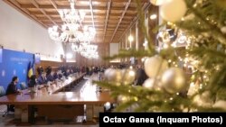 Liderii coaliției și o parte din miniștrii Cabinetului Ciolacu 2 s-au reunit vineri la Palatul Victoria ca să decidă forma ordonanței care prevede plafonări de salarii și indemnizații pentru bugetari, precum și înghețarea posturilor de la stat.