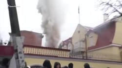 Файеры и клубы дыма – в Харькове протестовали у российского консульства (видео) Файеры и клубы дыма – в Харькове протестовали у российского консульства (видео)