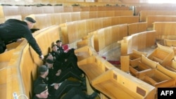 Пока в молдавском парламенте "заседает" спецназ, охраняя здание от новых потенциальных погромщиков