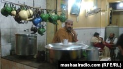 پښتانه د سیند مرکز کراچۍ په ګډون په یوشمېر ښارونو کې چایخانې او رستورانونه لري - پخوانی انځور.