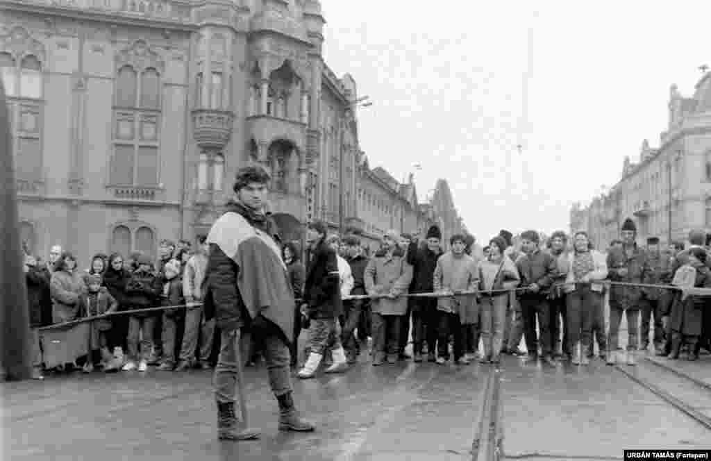 Начало румынской революции. 16 декабря 1989 года жители города Тимишоара блокируют автодорогу после того, как в городе начались антиправительственные выступления.  