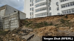 Обрушившаяся в 2019 году парковка у дома №2Б по проспекту Победы в Севастополе. Фото – апрель 2021 года