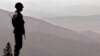 په شمالي وزیرستان کې یو پوځي له ډېورنډ کرښې سره پهره کوي - انځور له ارشیفه. 