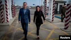 German Foreign Minister Annalena Baerbock and her Ukrainian counterpart, Dmytro Kuleba, visit a Ukraine-Moldova border crossing point in the Odesa region on February 24.