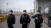 Полицейские за пределами центра для интернированных в Синьцзяне, регионе на северо-западе Китая, 23 апреля 2021 года