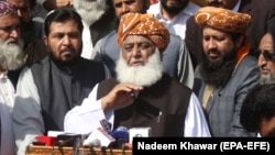 مولانا فضل الرحمان (په منځ کې) یوې خبري غونډې ته وینا کوي - پخوانی انځور.