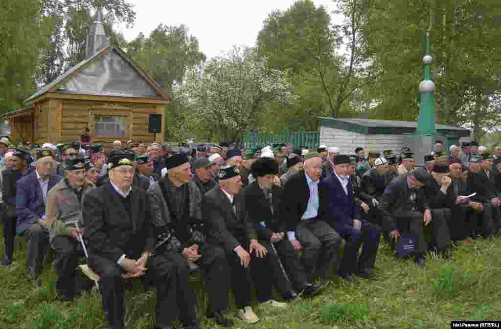 Люди со многих городов и  сел съезжаются на место погребения и эта единственная  традиция которая объединяет  бывших и нынешних жителей.      