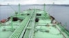Petrolierul „Belokamenka” al companiei Rosneft ancorat în golful Kola, lângă portul maritim rus Murmansk. 
