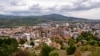 Pamje nga lart e Mitrovicës së Veriut, një nga katër komunat në veri të Kosovës, të banuara me shumicë serbe. 