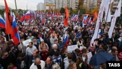 Участники митинга оппозиции в московском районе Марьино