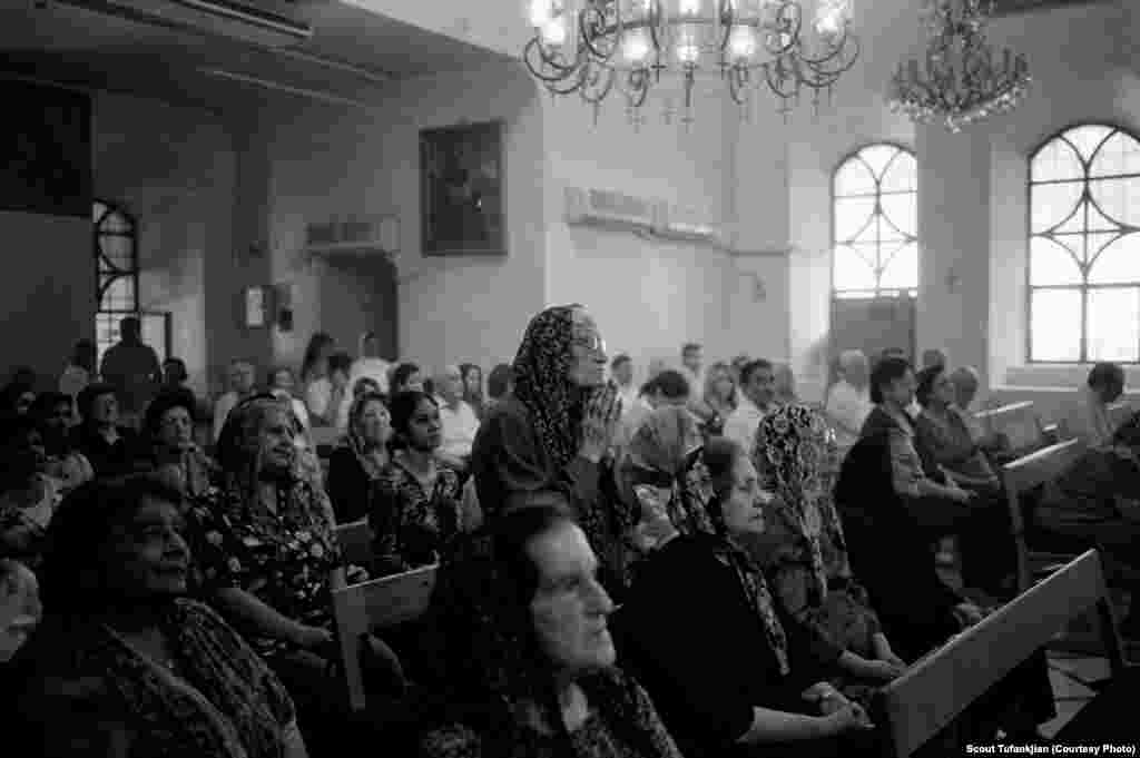 Служба в армянской церкви Сурб Саркис в Дамаске, в предвоенной Сирии. Церковь продолжает служить в качестве основного места собраний для оставшихся в городе армян.  