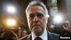 Ukrainian oligarch Dmytro Firtash arrives at court in Vienna on February 21.