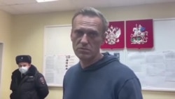 Десятки сторонников оппозиционера доставлены в полицию Десятки сторонников оппозиционера доставлены в полицию