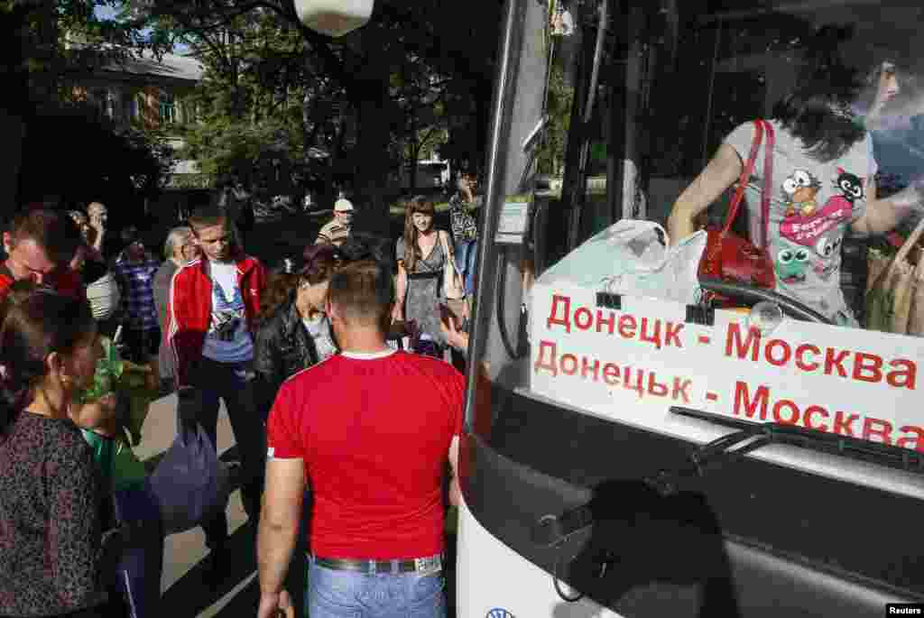 Local residents board a bus to Moscow in the eastern town of Kramatorsk as they flee the fighting in Slovyansk on June 4.