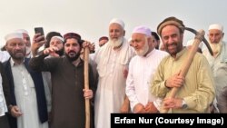 ملک نصیر کوکيخېل له منظور پشتين او نورو مشرانو سره - انځور له ارشیفه