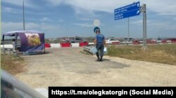 Пункт раздачи воды российским туристам, застрявшим в пробках у Керченского моста во время курортного сезона, 15 июля 2025 года