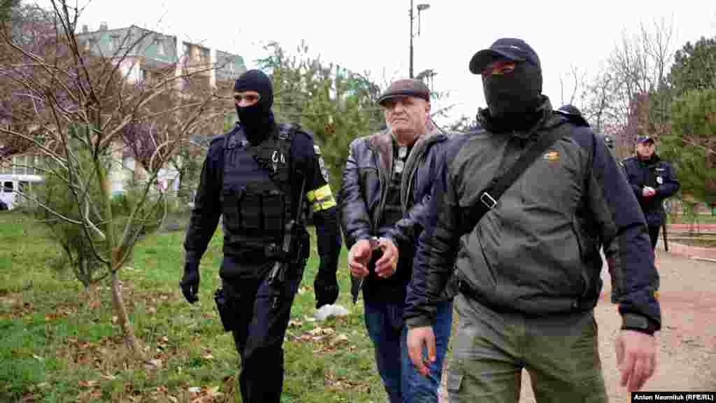 Затримання Бекіра Дегерменджи в Сімферополі, 23 листопада 2017 р. Російська окупаційна влада звинуватила Бекіра Дегерменджи в участі у масових заворушеннях 26 лютого 2014 р., коли у Сімферополі відбувся масовий мітинг на підтримку територіальної цілісності України. Після анексії Росією Криму російські силовики заарештували кілька десятків учасників цієї проукраїнської акції. Автор фото – Антон Наумлюк