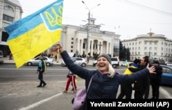 В центре Херсона люди радуются освобождению города из-под оккупации Россией и бегству армии РФ. Херсон, 12 ноября 2022 года