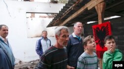 Жители городка Куманово на севере Македонии, где 11 мая произошло столкновение с полицией