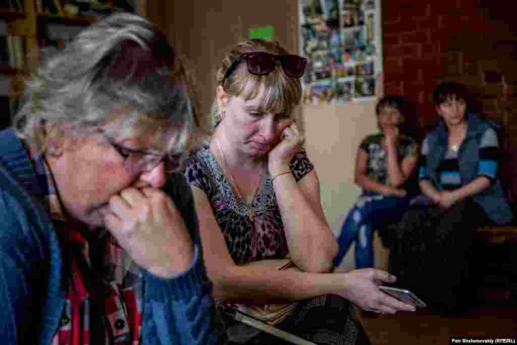 Родители обсуждают, как дать образование детям после того, как школа на острове закрылась.  
