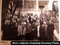 Група савецкіх літаратараў у Крыме. Зьлева ўверсе — Уладзімер Караткевіч, 1974 год (фота з кіеўскіх архіваў)