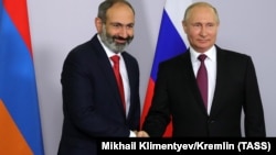 Россия. Сочи. Премьер-министр Армении Никол Пашинян и президент РФ Владимир Путин (слева направо) во время встречи.