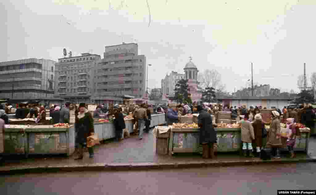 Овощной рынок в Бухаресте в середине 1980-х. В провинции нормы потребления были ограничены пятью яйцами, 500 граммами сахара и таким же количеством подсолнечного масла в месяц. Хлеба полагалось половина буханки в день, мяса – 6 кг в год на человека.   