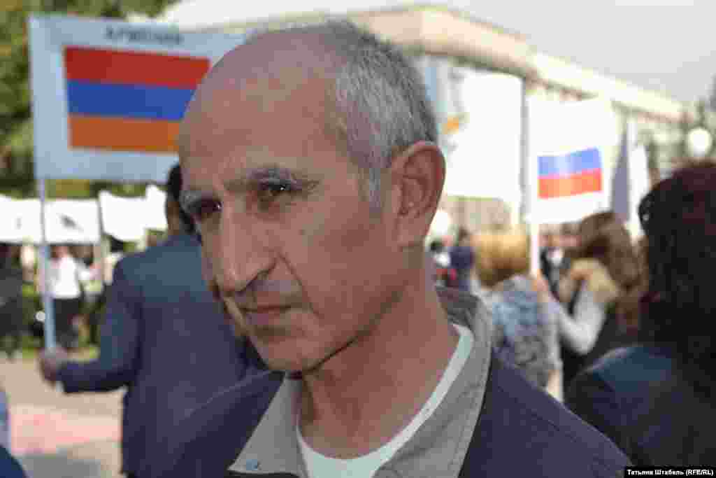 Сос Манандян, армянский писатель и поэт, так говорит о значении этого дня: "Наш долг – вспомнить о чудовищном геноциде. Мы не хотим никому мстить, мы стремимся к дружбе и надеемся, что рано или поздно добро победит зло".