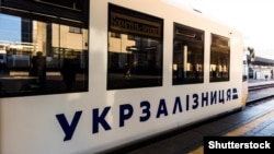 Через повідомлення про замінування, потяги були вимушено зупинені, а пасажирів висаджено та відведено на безпечну дистанцію