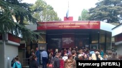 Очередь за российскими паспортами у офиса российской Федеральной миграционной службы в Севастополе? 2014 год