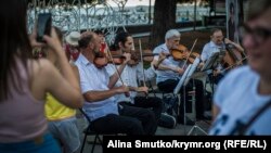 Уличные артисты в Крыму, архивное фото