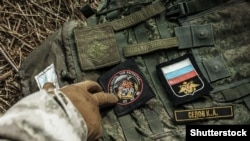 Шевроны и нашивки российских военных после боев в Киевской области, откуда они были выбиты Вооруженными Силами Украины. Село Мощун Бучанского района Киевской области, 8 апреля 2022 года.