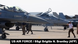 F-16 Fighting Falcon - imagine ilustrativă