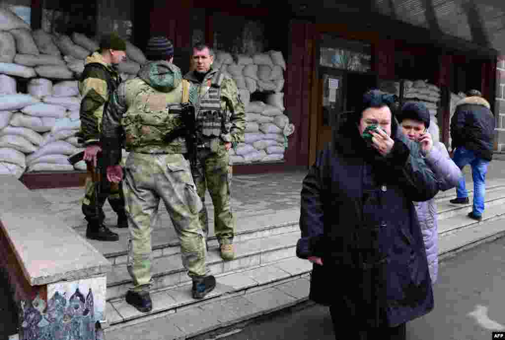 Родственники погибших покидают здание шахты имени Засядько, находящейся под контролем пророссийских сепаратистов. Власти "ДНР" отказались принять от Украины помощь по спасению пострадавших