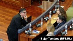 Deputeti i LDK-së, Lutfi Haziri, në një nga vazhdimet e seancës konstituive.