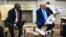 Президент США Дональд Трамп демонстрирует фотографии якобы убитых белых африканеров на встрече с президентом ЮАР Сирилом Рамафосой в Овальном кабинете Белого дома. Вашингтон, 21 мая 2025 года