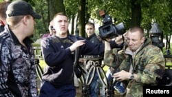 Милиционер в штатской одежде препятствует съемке акции "Революция через социальные сети" в Минске, 29 июня 2011