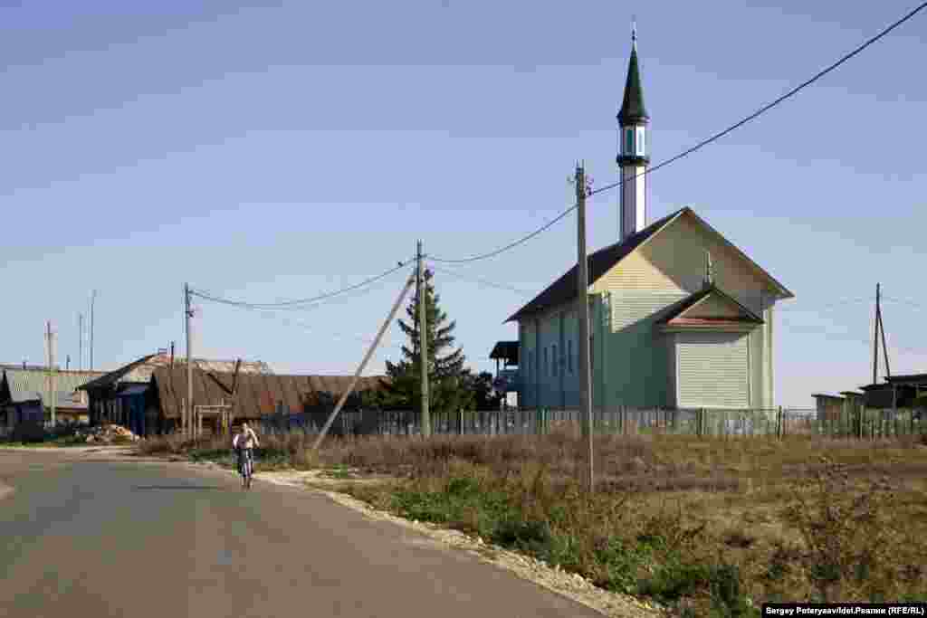In 1957, the village had about 4,000 residents; in 2010, just 423. The village had two distinct parts: a mostly Tatar part, which was not evacuated, and a mostly Russian part, which was. Some locals say they were used in an experiment on the effects of radiation. 