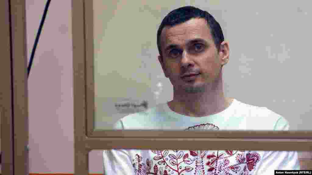 Український кінорежисер, кримський громадський активіст Олег Сенцов під час виступу на засіданні суду в російському Ростові-на-Дону, 6 серпня 2015 року, автор фото – Антон Наумлюк. Олег Сенцов був затриманий російськими силовиками у травні 2014 року і засуджений  за сфабрикованою справою за звинуваченням у тероризмі до 20 років позбавлення волі. 7 вересня 2019 року звільнений у рамках російсько-українського обміну. Зараз перебуває на фронті у складі ЗСУ