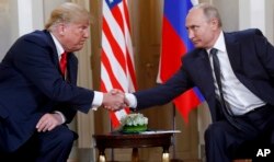 Președinții Donald Trump și Vladimir Putin în timpul unei întâlniri în Finlanda, 2018.