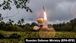 Комплекс «Искандер-М» во время военных учений на полигоне под Санкт-Петербургом.
